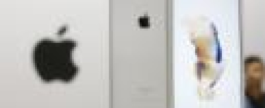 Sales of new Apple iPhones on pace to beat last year's record