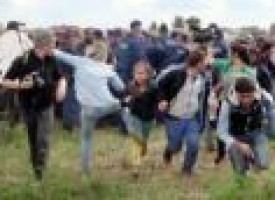 Hungarian camerawoman 'regrets' kicking refugees