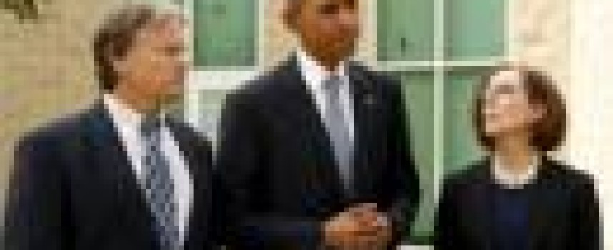 In familiar ritual, Obama consoles families from Oregon mass shooting