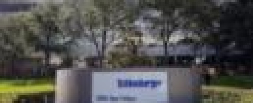 Schlumberger to cut more jobs, sees recovery pushed to 2017