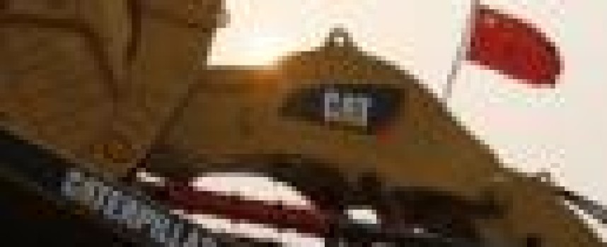 Caterpillar cuts 2015 profit outlook, sees 2016 sales drop