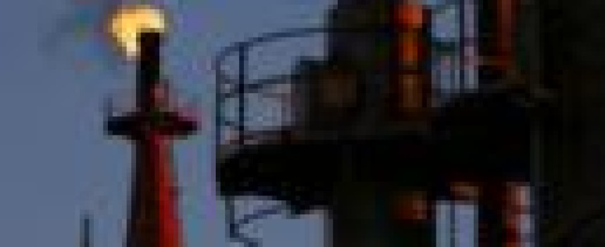 Oil heads for another weekly decline on glut woes