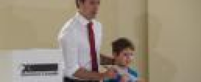 Liberals lead as Canadians head to polls