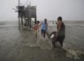 Typhoon leaves 2 dead, 16,000 displaced in Philippines