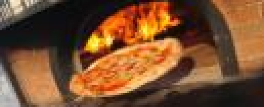 Ranieri delivers the pizza after Leicester clean sheet