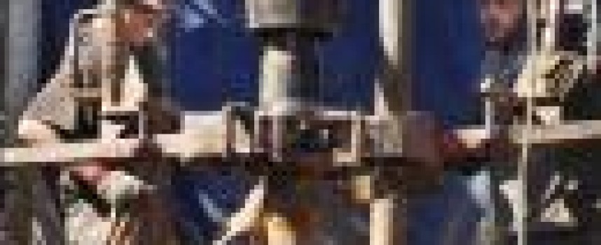 US factories grow at slowest pace in 2½ years; hiring falls